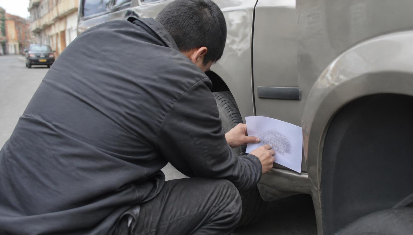 Técnico tomando la impronta de un vehículo a domicilio en Bogotá